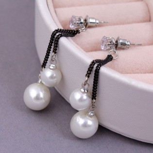 Жіночі сережки з перлинами на ланцюжках