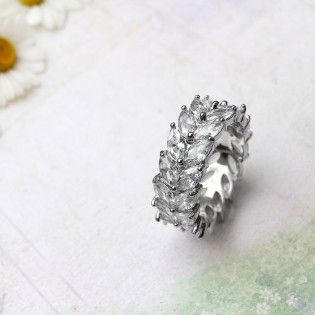 Женское кольцо в камнях