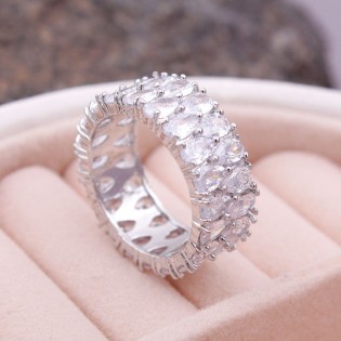 Женское кольцо в камнях