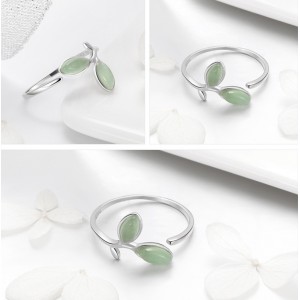 Серебряное кольцо "Зеленые листья", С6904