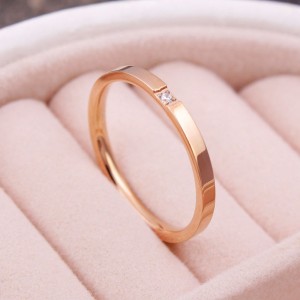 Женское кольцо с камнем, золотистое, С8170