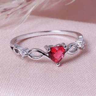 Женское кольцо с камнем "Сердце", красное