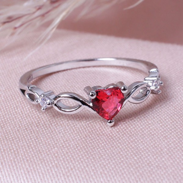 Женское кольцо с камнем "Сердце", красное, С10145