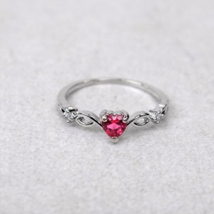 Женское кольцо с камнем "Сердце", красное, С10145