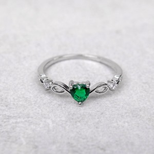 Женское кольцо с камнем "Сердце", зеленое, С10146