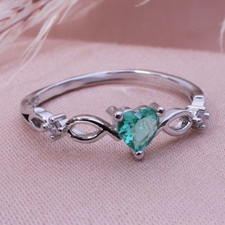Женское кольцо с камнем "Сердце", зеленое