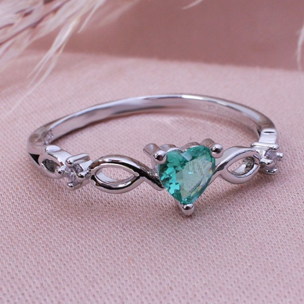 Женское кольцо с камнем "Сердце", зеленое, С10146