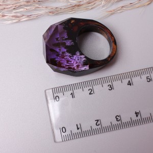 Кольцо из древесной смолы, розовое, С10193