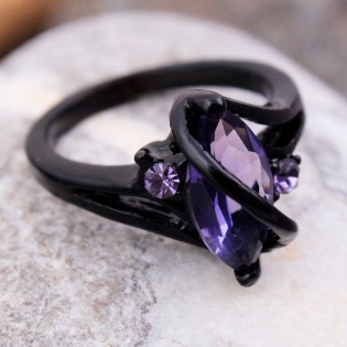 Женское кольцо "Фиолетовый камень"