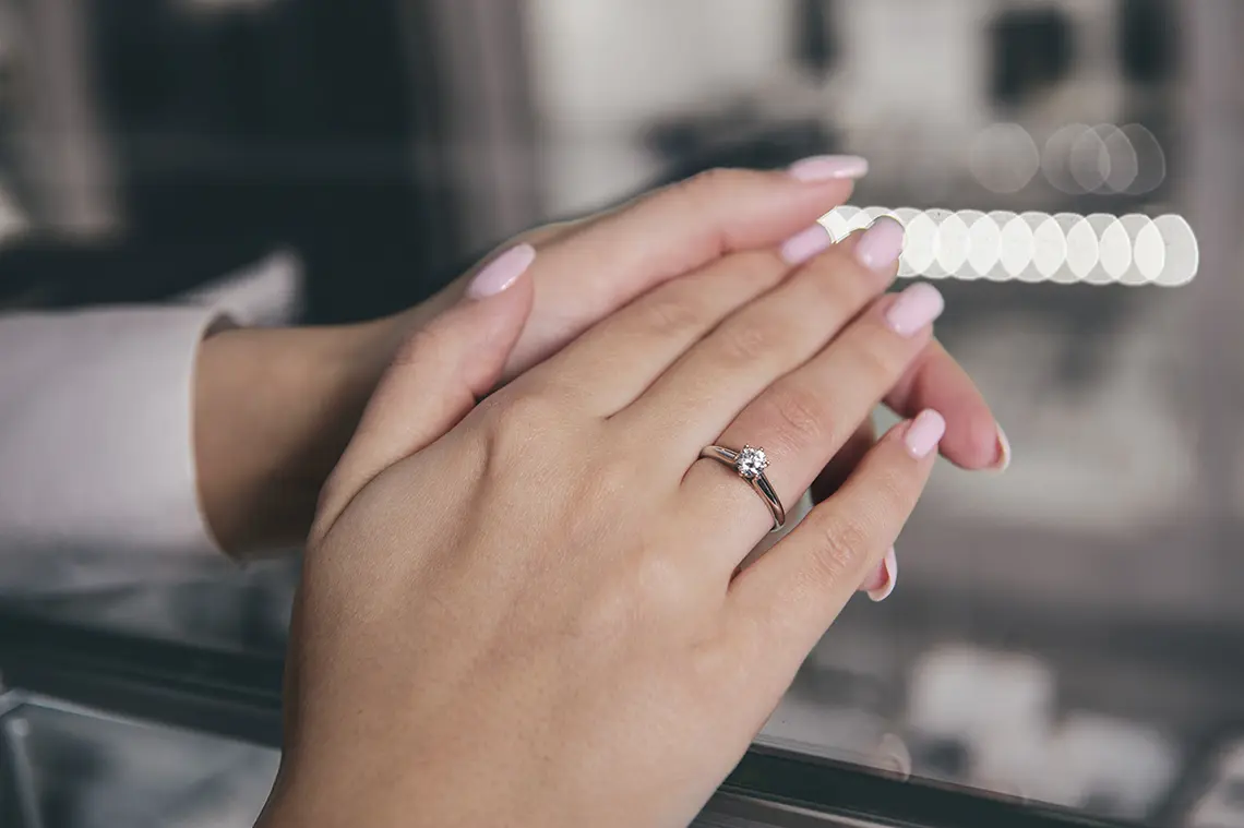 На каком пальце носят обручальное кольцо вдовы у христиан: ответ на вопрос