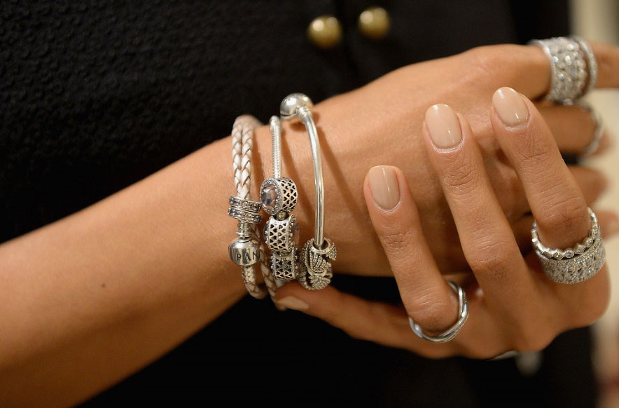 Модні поради про те на якій руці носити таку прикрасу, як браслет | Silvers.